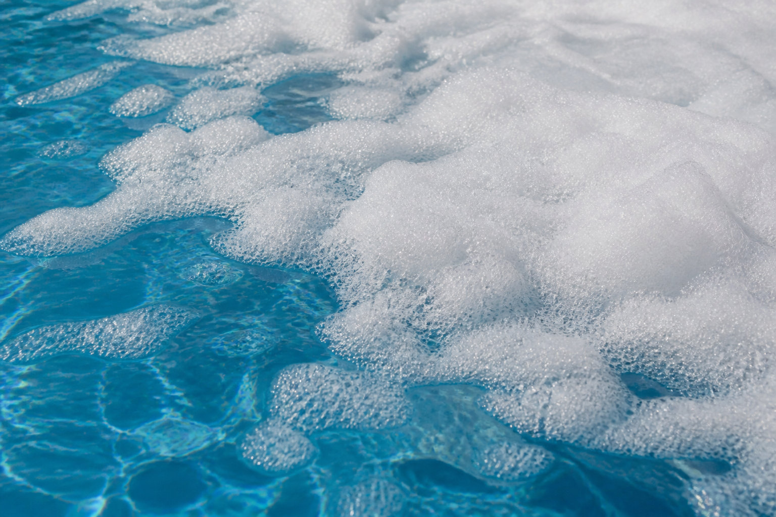 Signes visibles d'un surdosage anti algues dans votre piscine